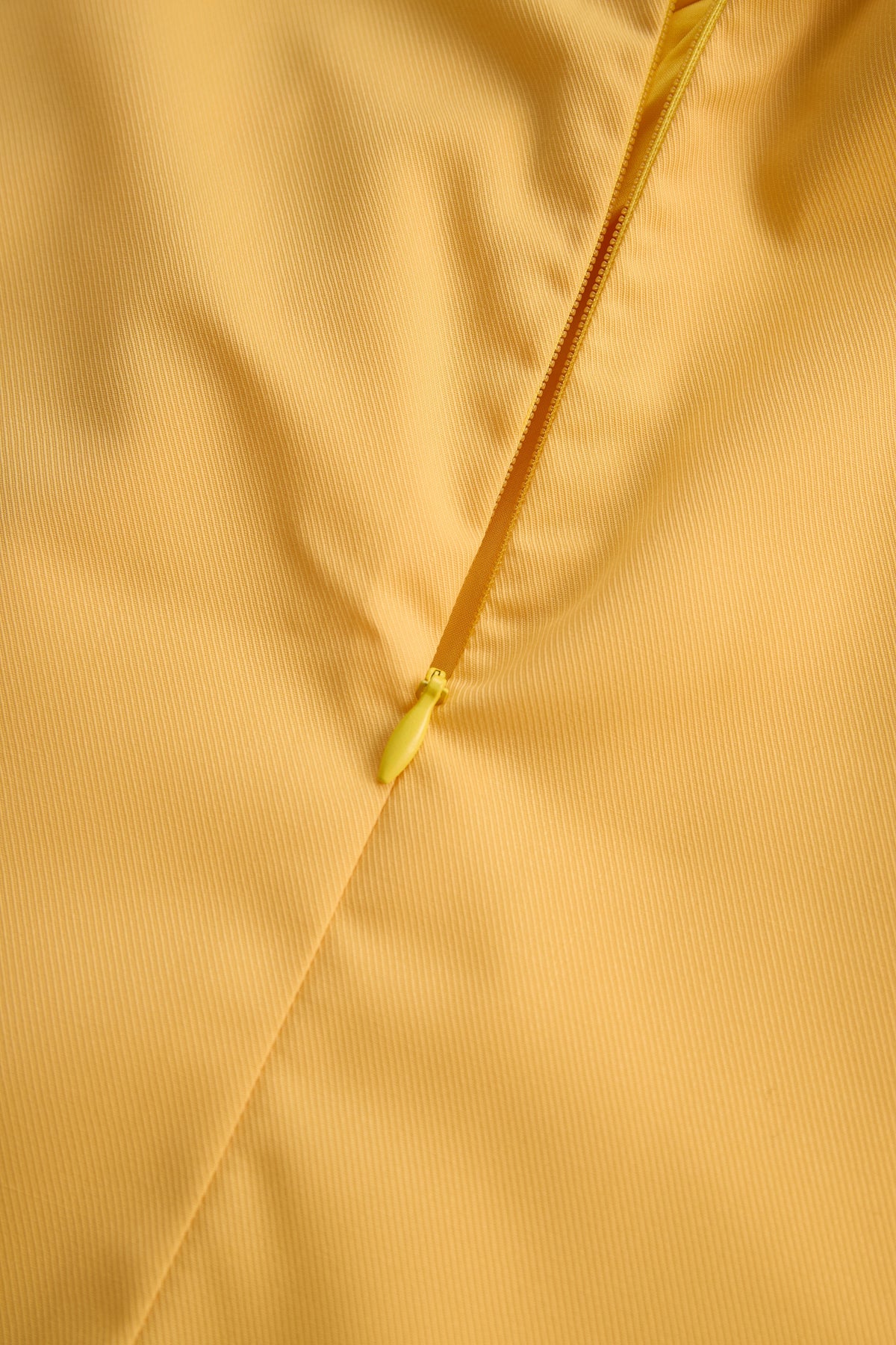 Stylish Sleeveless Halter Blouse with Neck Tie Detail